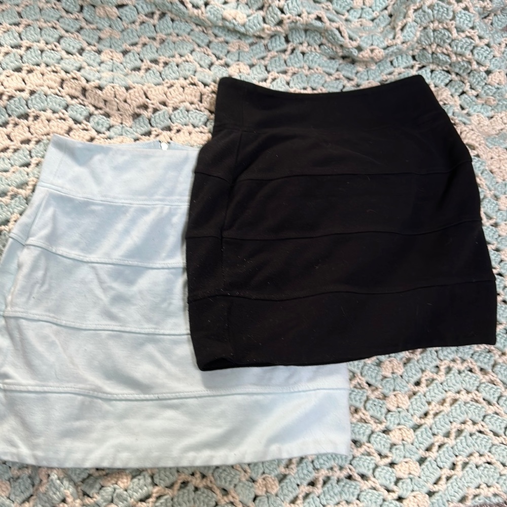 Talula teal and black mini skirt. Size 4 with zipper in the back.